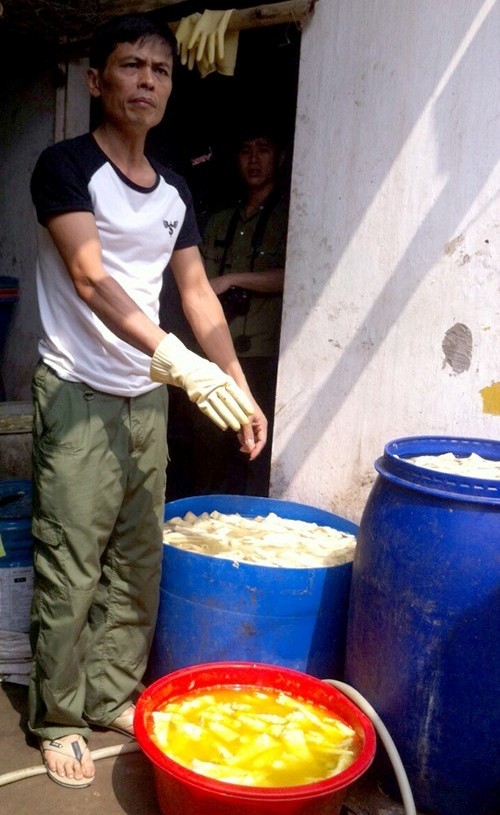 Phát hiện cơ sở bày bán công khai hóa chất TQ tẩy trắng măng ảnh 1