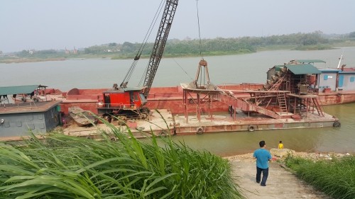 Cả làng góp tiền mua tàu đuổi 'cát tặc' ảnh 1