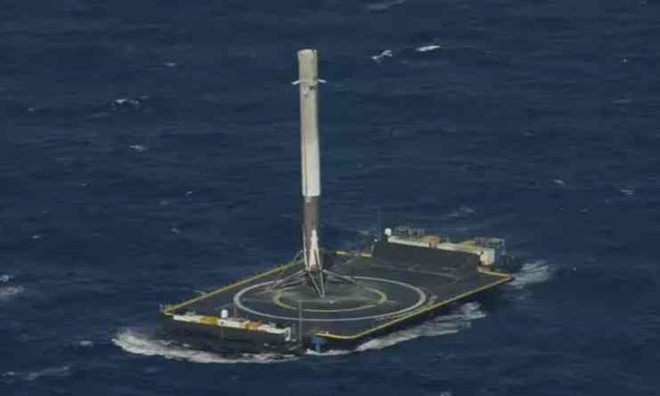 Tên lửa SpaceX lần đầu hạ cánh trên biển thành công ảnh 1
