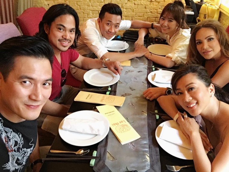 Trấn Thành ôm Hari Won hạnh phúc 'tự sướng' bên bạn bè ảnh 4