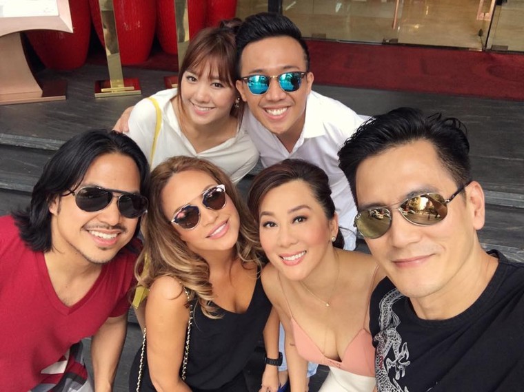 Trấn Thành ôm Hari Won hạnh phúc 'tự sướng' bên bạn bè ảnh 3