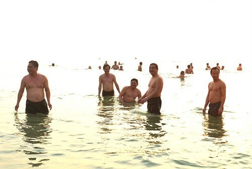 Lãnh đạo Đà Nẵng tắm biển, ăn cá của ngư dân ảnh 1