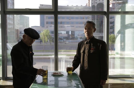 Người dân Bình Nhưỡng 'rủng rỉnh' uống bia sau giờ làm việc ảnh 5