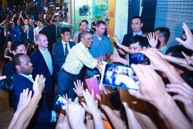 Ngày đầu bận rộn của ông Obama tại Việt Nam ảnh 15