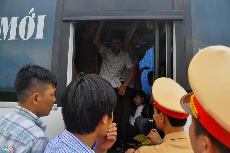 Nhồi nhét 93 hành khách trên xe 29 chỗ ngồi ảnh 3