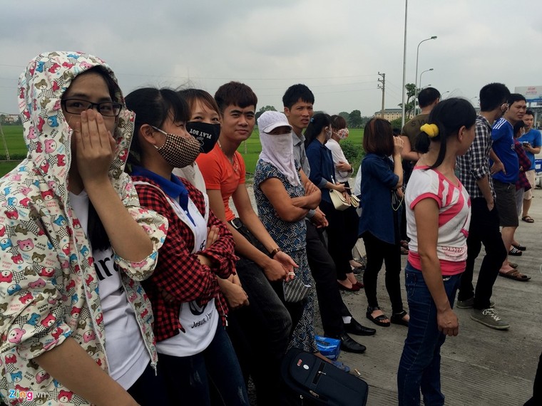 Nhồi nhét 93 hành khách trên xe 29 chỗ ngồi ảnh 8