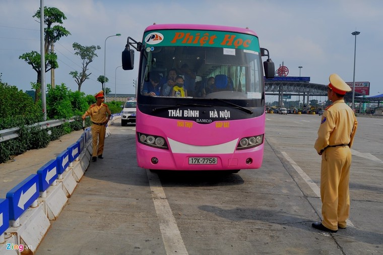 Nhồi nhét 93 hành khách trên xe 29 chỗ ngồi ảnh 1