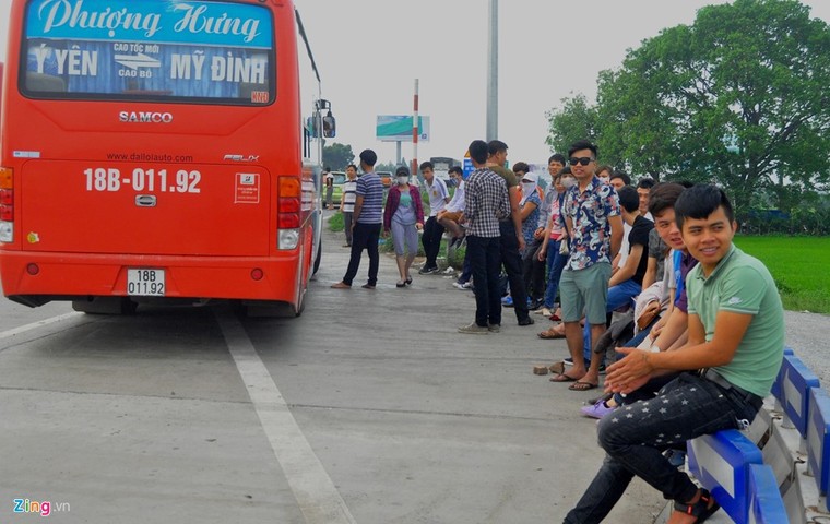 Nhồi nhét 93 hành khách trên xe 29 chỗ ngồi ảnh 10