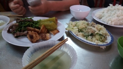 Có một quán cơm giá 'cắt cổ' cạnh bệnh viện lớn ở Hà Nội? ảnh 2