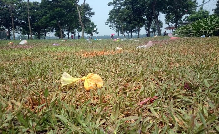 Sau kỳ nghỉ lễ công viên Yên Sở ngập trong rác ảnh 6