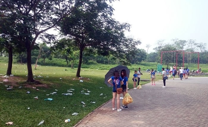 Sau kỳ nghỉ lễ công viên Yên Sở ngập trong rác ảnh 1