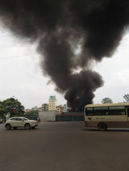 Hà Nội: Hỏa hoạn tại công ty Điện lực, khói đen bao trùm ảnh 2