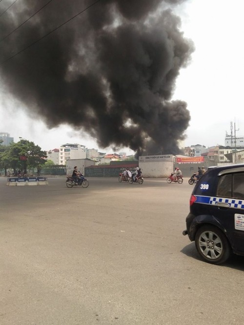 Hà Nội: Hỏa hoạn tại công ty Điện lực, khói đen bao trùm ảnh 4