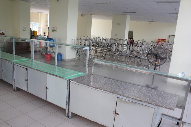 Hủy hợp đồng với quán cơm có dòi ở kí túc xá đại học ảnh 1