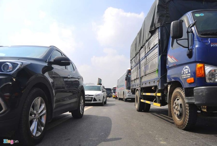 Vành đai 3 tê liệt 12 km, tài xế gác chân ngủ ảnh 3