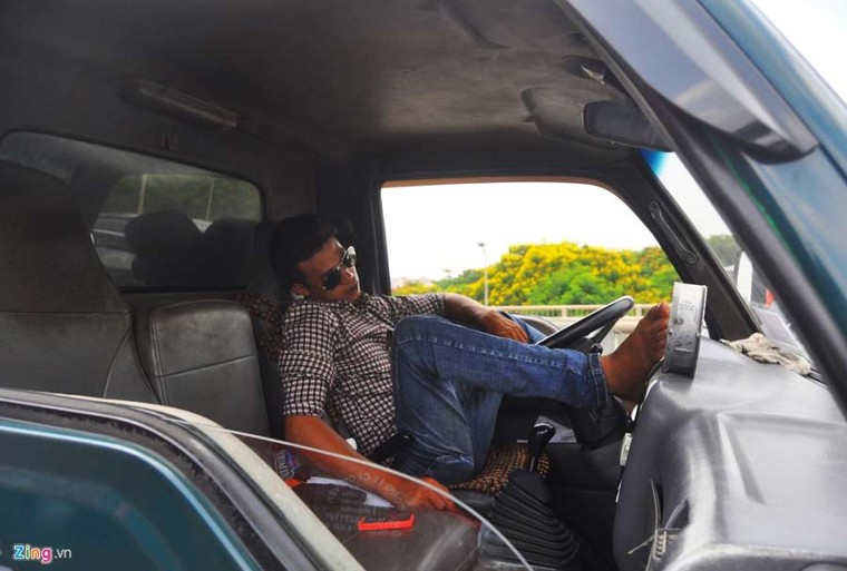 Vành đai 3 tê liệt 12 km, tài xế gác chân ngủ ảnh 5