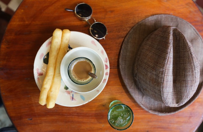 Quán cà phê trưng bày hàng nghìn đồ cổ tái hiện Sài Gòn xưa ảnh 11