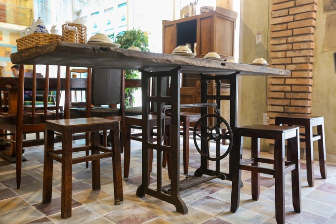 Quán cà phê trưng bày hàng nghìn đồ cổ tái hiện Sài Gòn xưa ảnh 3