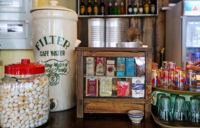 Quán cà phê trưng bày hàng nghìn đồ cổ tái hiện Sài Gòn xưa ảnh 4