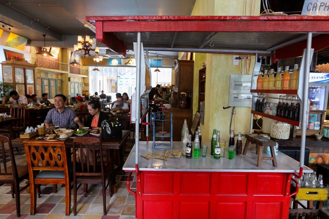 Quán cà phê trưng bày hàng nghìn đồ cổ tái hiện Sài Gòn xưa ảnh 5