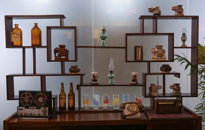 Quán cà phê trưng bày hàng nghìn đồ cổ tái hiện Sài Gòn xưa ảnh 6