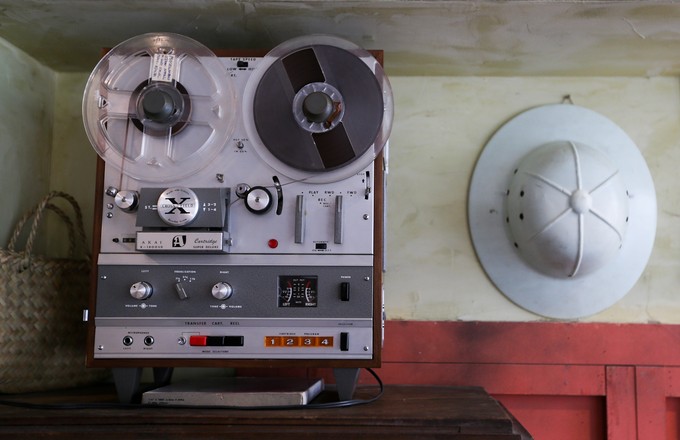 Quán cà phê trưng bày hàng nghìn đồ cổ tái hiện Sài Gòn xưa ảnh 7