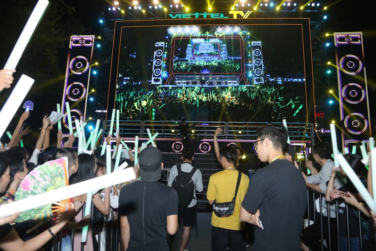 Sơn Tùng M-TP, Tóc Tiên 'bùng cháy' trong đêm nhạc 10.000 khán giả ảnh 6