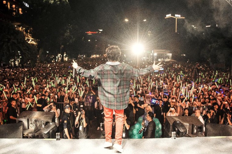 Sơn Tùng M-TP, Tóc Tiên 'bùng cháy' trong đêm nhạc 10.000 khán giả ảnh 4