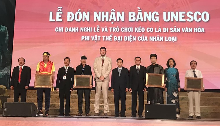 Đón nhận Bằng ghi danh nghi lễ và trò chơi kéo co là Di sản văn hóa phi vật thể đại diện của nhân loại ảnh 1