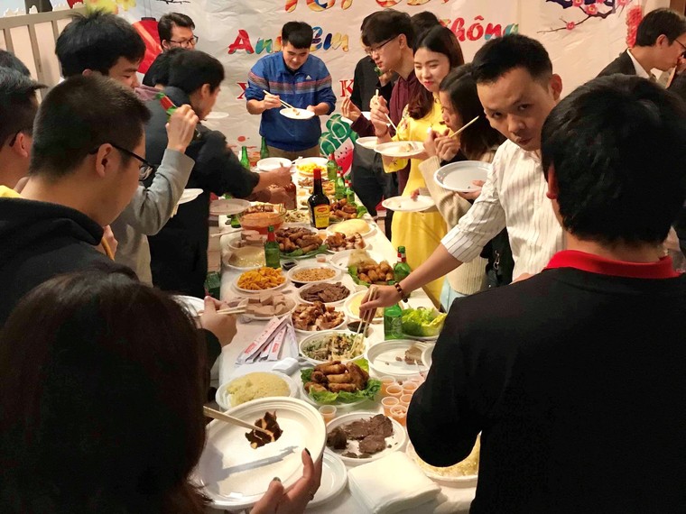 Du học sinh Pháp: 'Thịt mỡ, dưa hành, bánh tét là những món ngon nhất thế giới, ảnh 1