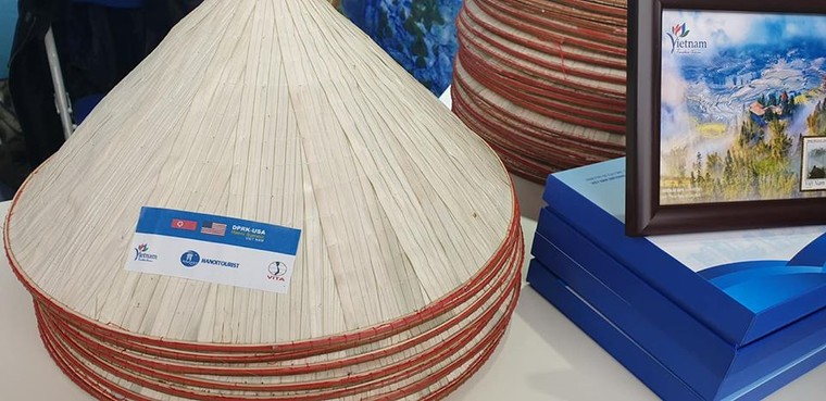 [Ảnh] Du lịch Việt Nam tặng phóng viên quốc tế dự thượng đỉnh Mỹ-Triều những món quà gì? ảnh 5