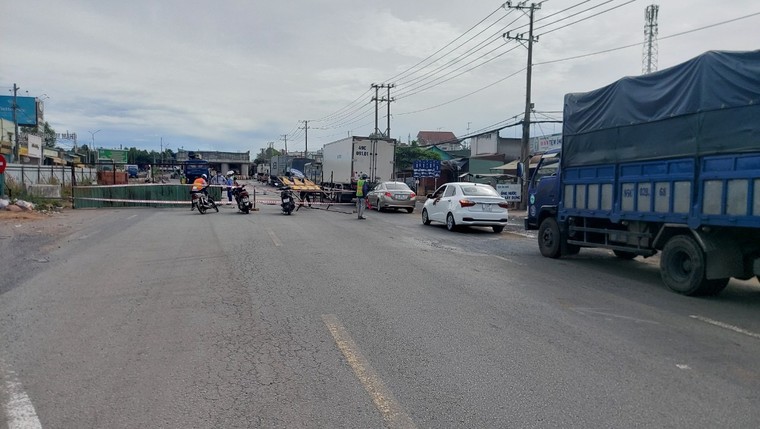 Thi công cầu vượt Dầu Giây: Rào đường thi công đóng trụ cầu không hợp lý, giao thông rối loạn ảnh 1