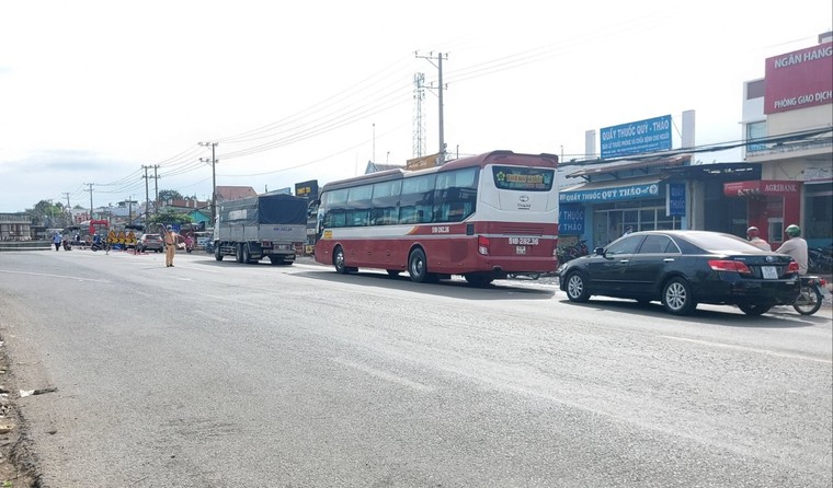 Thi công cầu vượt Dầu Giây: Rào đường thi công đóng trụ cầu không hợp lý, giao thông rối loạn ảnh 2