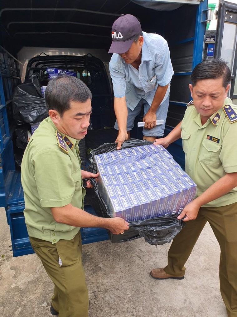 Hậu Giang: Kiểm tra, phát hiện phương tiện ô tô tải vận chuyển hơn 2.000 bao thuốc lá điếu nhập lậu ảnh 1