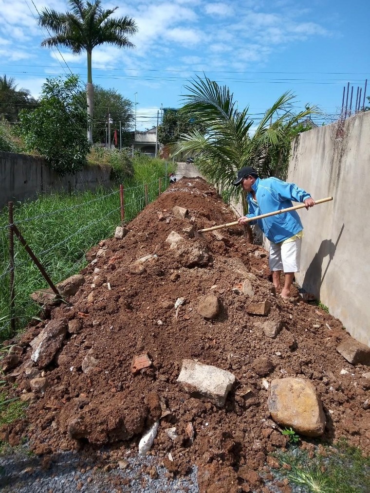 Trảng Bom: Xe thi công dự án của huyện đổ xà bần chặn lối đi của người dân ảnh 1