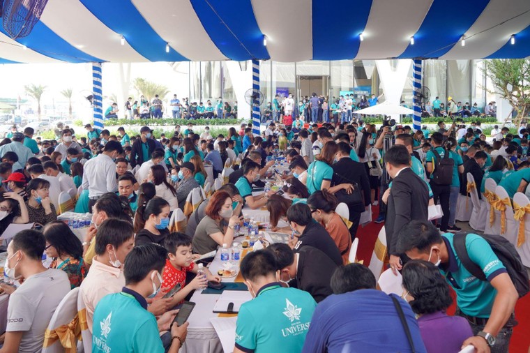 Hơn 1.000 khách hàng tham dự khai trương Phòng Kinh doanh và căn hộ mẫu Bien Hoa Universe Complex ảnh 2