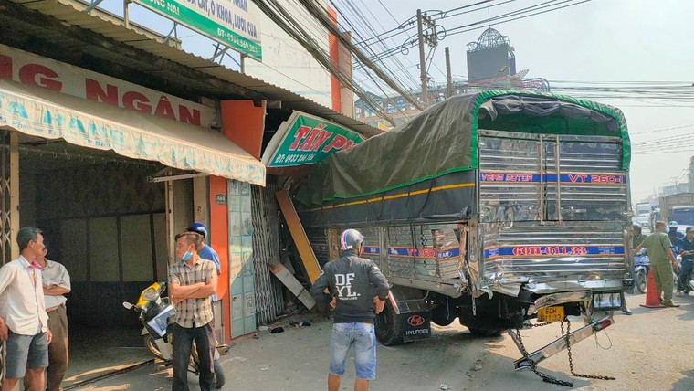 Đồng Nai: Xe chở gỗ gây tai nạn liên hoàn làm nhiều người bị thương ảnh 1