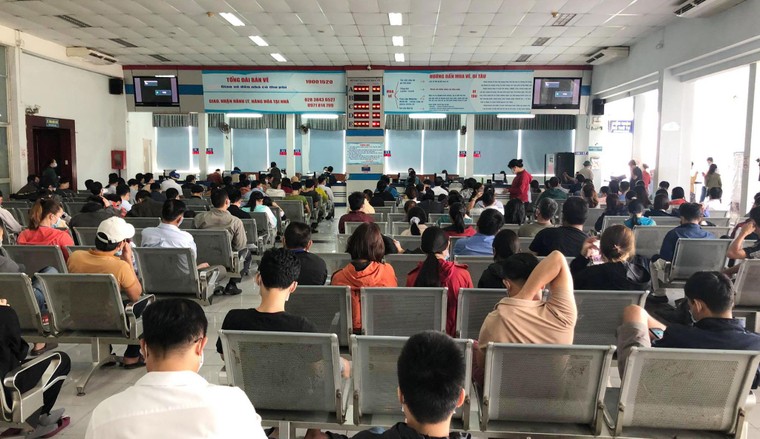 Cận Tết với nỗi lo dịch bệnh, hành khách ùn ùn trả lại vé xe tàu ảnh 2