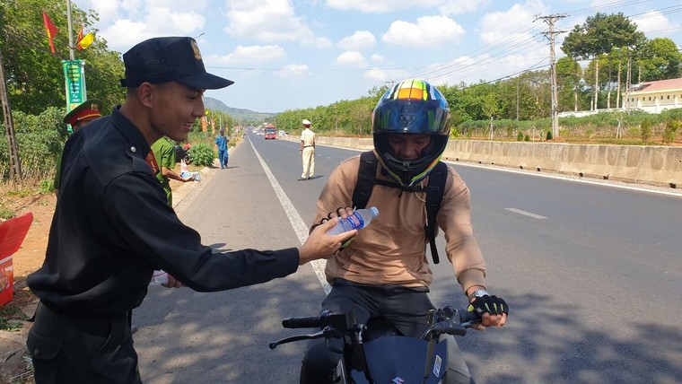 Đồng Nai: Công an Huyện Thống Nhất phát hơn 3000 chai nước cho người đi đường dịp Tết Nguyên Đán ảnh 4