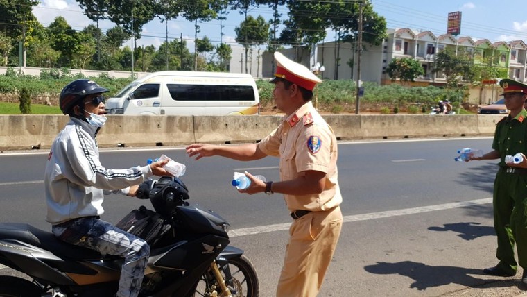 Đồng Nai: Công an Huyện Thống Nhất phát hơn 3000 chai nước cho người đi đường dịp Tết Nguyên Đán ảnh 1