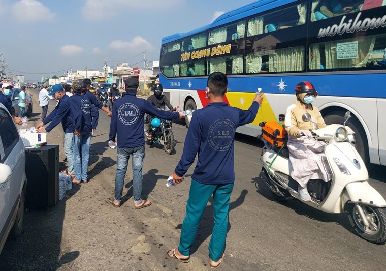 Đồng Nai: Công an Huyện Thống Nhất phát hơn 3000 chai nước cho người đi đường dịp Tết Nguyên Đán ảnh 3