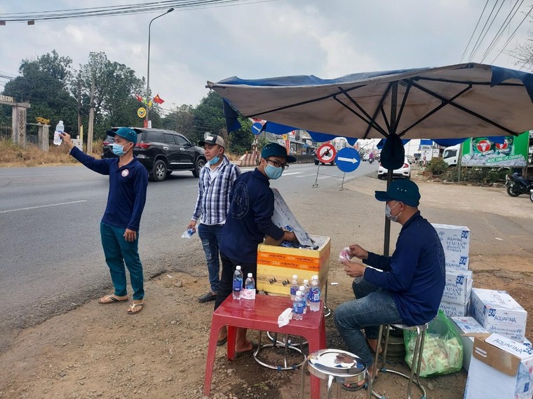 Đồng Nai: Công an Huyện Thống Nhất phát hơn 3000 chai nước cho người đi đường dịp Tết Nguyên Đán ảnh 2