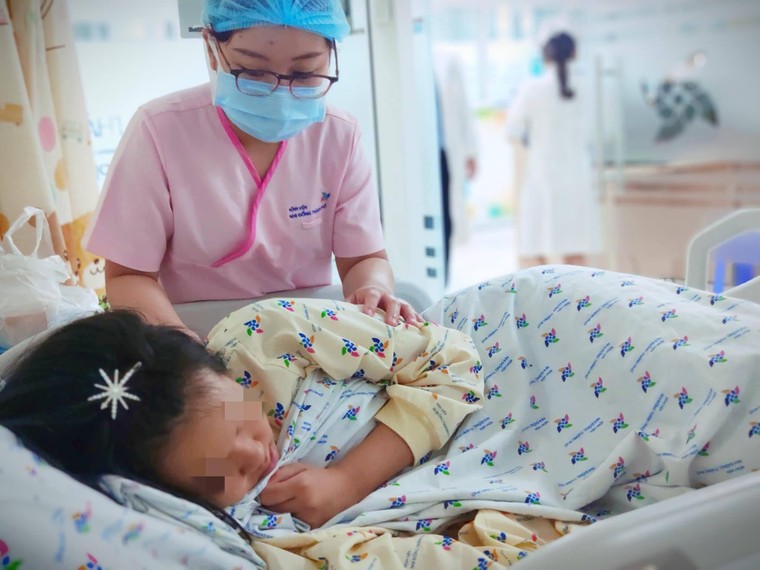 Bé gái uống thuốc diệt cỏ tự tử vì bị cô lập, bắt nạt trên mạng ảnh 2