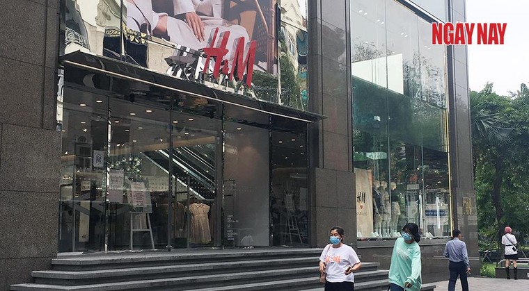 TP.HCM: Cửa hàng H&M đìu hiu trước làn sóng tẩy chay của người Việt ảnh 1