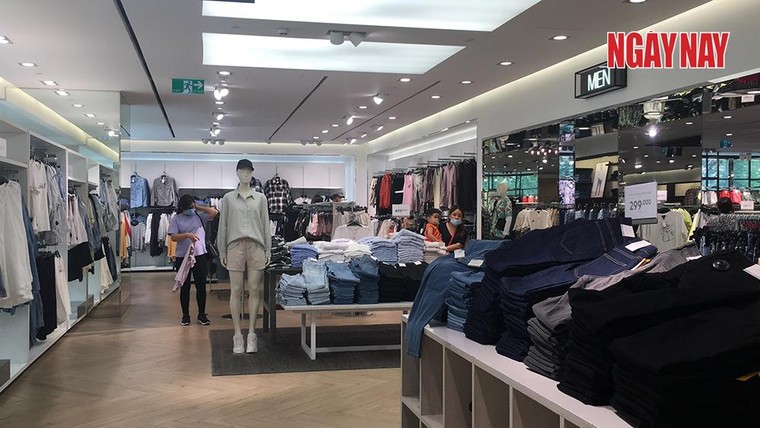 TP.HCM: Cửa hàng H&M đìu hiu trước làn sóng tẩy chay của người Việt ảnh 3