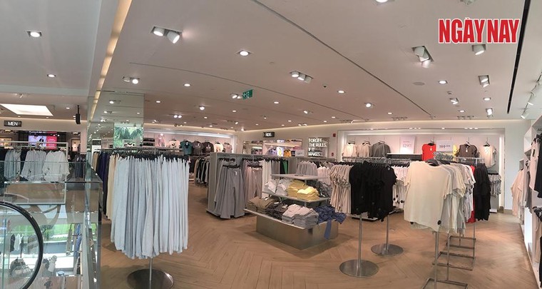 TP.HCM: Cửa hàng H&M đìu hiu trước làn sóng tẩy chay của người Việt ảnh 2