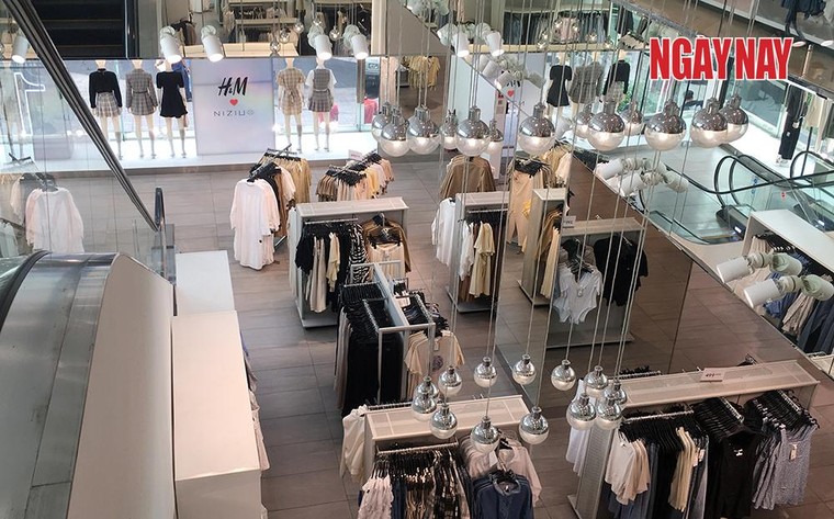 TP.HCM: Cửa hàng H&M đìu hiu trước làn sóng tẩy chay của người Việt ảnh 4