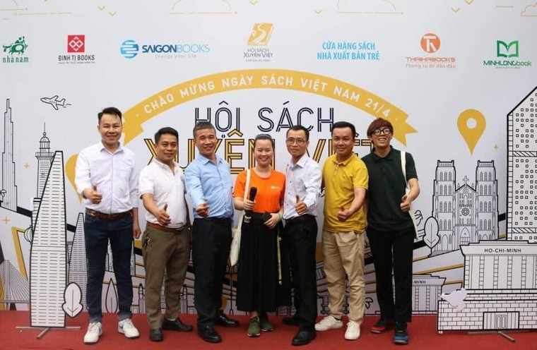 Hơn 100 ngàn cuốn sách được mua trong ngày khai mạc Hội sách xuyên Việt ảnh 1