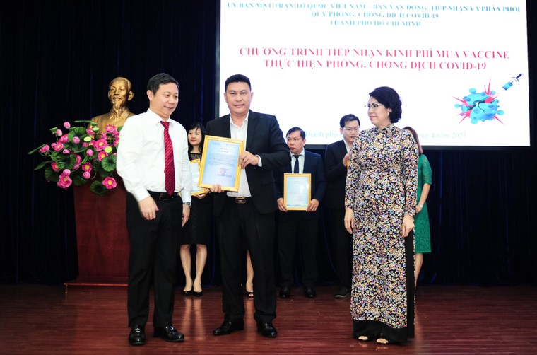 Tập đoàn Hưng Thịnh trao tặng 50 tỷ đồng kinh phí mua vắc-xin phòng ngừa Covid-19 ảnh 1
