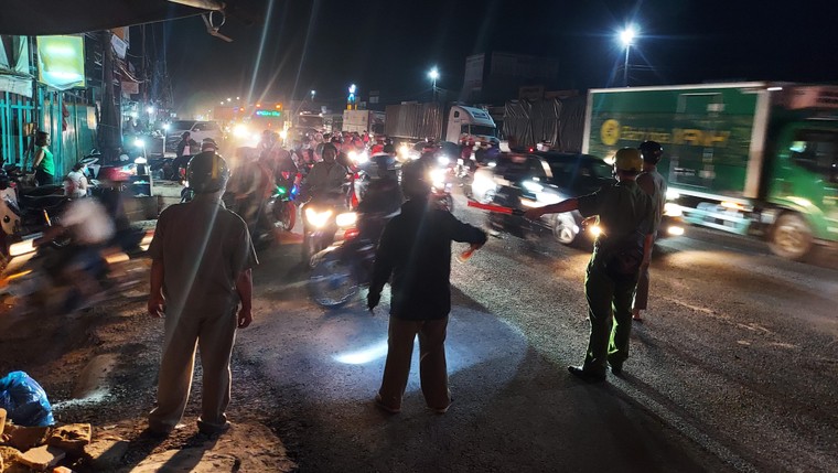 Đồng Nai: Lực lượng công an và người dân tham gia điều tiết, cầu vượt Dầu Giây thông thoáng dịp Lễ ảnh 1